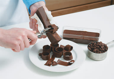 How to Make the Prettiest Chocolate Curls